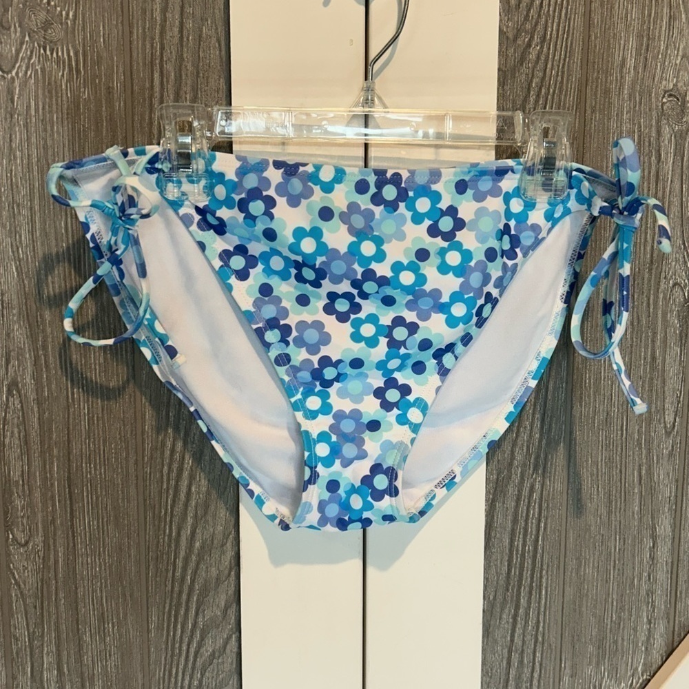 D01.15 Ninety-Nine Flower bikini bottom blue and white